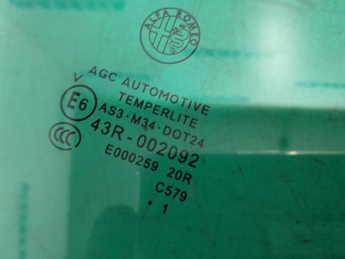 ALFA ROMEO Giulietta 940 (2010-2020) Dešinys šoninių durų stiklas 50511878 19533810