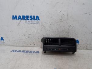 Gebruikte Alarmlicht Schakelaar Fiat Grande Punto (199) 1.3 JTD Multijet 16V 85 Actual Prijs € 30,00 Margeregeling aangeboden door Maresia Parts