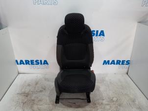 Gebruikte Voorstoel rechts Renault Captur (2R) 1.3 TCE 150 16V Prijs € 157,50 Margeregeling aangeboden door Maresia Parts