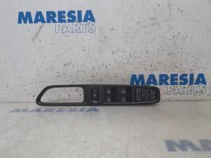 Gebruikte Combischakelaar ramen Renault Captur (2R) 1.3 TCE 150 16V Prijs € 75,00 Margeregeling aangeboden door Maresia Parts