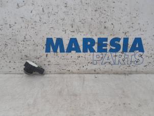 Gebruikte Parkeersensor Renault Captur (2R) 1.3 TCE 150 16V Prijs € 25,00 Margeregeling aangeboden door Maresia Parts