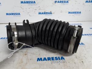 Gebruikte Aanzuigslang Lucht Renault Captur (2R) 1.3 TCE 150 16V Prijs € 35,00 Margeregeling aangeboden door Maresia Parts