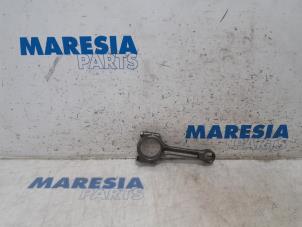 Gebruikte Drijfstang Renault Megane III Grandtour (KZ) 1.2 16V TCE 115 Prijs € 35,00 Margeregeling aangeboden door Maresia Parts