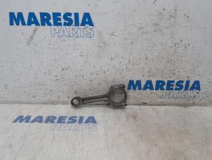 Gebruikte Drijfstang Renault Megane III Grandtour (KZ) 1.2 16V TCE 115 Prijs € 35,00 Margeregeling aangeboden door Maresia Parts