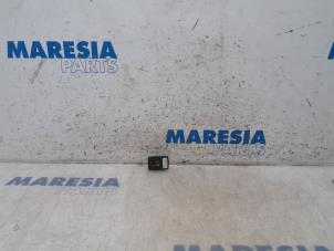 Gebruikte AUX/USB aansluiting Fiat 500 (312) 0.9 TwinAir 85 Prijs € 15,00 Margeregeling aangeboden door Maresia Parts