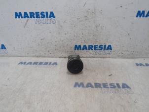 Gebruikte Zuiger Peugeot 207 CC (WB) 1.6 16V THP Prijs € 50,00 Margeregeling aangeboden door Maresia Parts