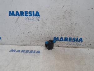 Gebruikte Watercirculatiepomp Peugeot 207 CC (WB) 1.6 16V THP Prijs € 60,00 Margeregeling aangeboden door Maresia Parts