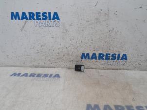 Gebruikte AUX/USB aansluiting Fiat 500 (312) 0.9 TwinAir 85 Prijs € 15,00 Margeregeling aangeboden door Maresia Parts