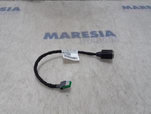 Gebruikte USB stekker Peugeot 308 (L3/L8/LB/LH/LP) 1.2 12V e-THP PureTech 110 Prijs € 17,50 Margeregeling aangeboden door Maresia Parts