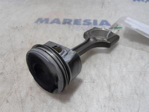 Gebruikte Zuiger Peugeot 308 (4A/C) 1.6 16V THP 150 Prijs € 50,00 Margeregeling aangeboden door Maresia Parts