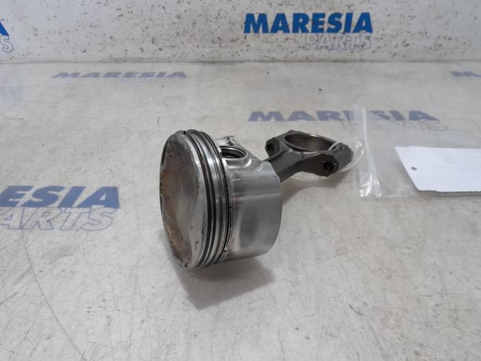 Gebruikte Zuiger Renault Scénic III (JZ) 2.0 16V CVT Prijs € 65,00 Margeregeling aangeboden door Maresia Parts
