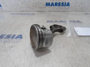 Gebruikte Zuiger Renault Scénic III (JZ) 2.0 16V CVT Prijs € 65,00 Margeregeling aangeboden door Maresia Parts