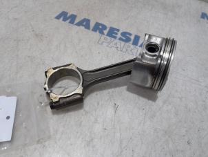 Gebruikte Zuiger Renault Scénic III (JZ) 2.0 16V CVT Prijs € 65,00 Margeregeling aangeboden door Maresia Parts