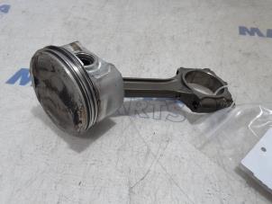 Gebruikte Zuiger Renault Scénic III (JZ) 2.0 16V CVT Prijs € 65,00 Margeregeling aangeboden door Maresia Parts