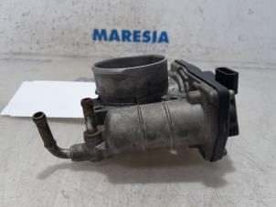 Gebruikte Gasklephuis Renault Scénic III (JZ) 2.0 16V CVT Prijs € 126,00 Margeregeling aangeboden door Maresia Parts