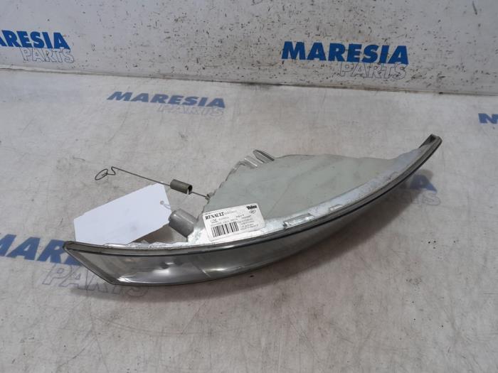 Gebruikte Pinker links Renault Trafic New (FL) 2.5 dCi 16V 135 Prijs € 18,15 Inclusief btw aangeboden door Maresia Parts