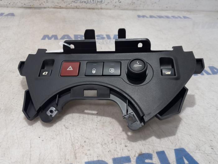 Gebruikte Dashboard deel Peugeot Partner (GC/GF/GG/GJ/GK) 1.6 HDI 75 Phase 1 Prijs € 24,20 Inclusief btw aangeboden door Maresia Parts