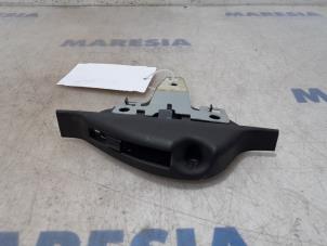 Gebruikte Cabriodak vergrendelslot Peugeot 307 CC (3B) 1.6 16V Prijs € 50,00 Margeregeling aangeboden door Maresia Parts