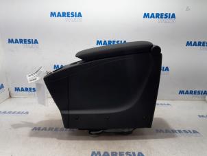 Gebruikte Middenconsoles Renault Scénic III (JZ) 2.0 16V CVT Prijs € 75,00 Margeregeling aangeboden door Maresia Parts