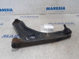 Gebruikte Draagarm onder links-voor Peugeot 107 1.0 12V Prijs € 25,00 Margeregeling aangeboden door Maresia Parts