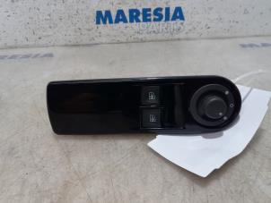 Gebruikte Combischakelaar ramen Renault Clio IV Estate/Grandtour (7R) 0.9 Energy TCE 12V Prijs € 35,00 Margeregeling aangeboden door Maresia Parts