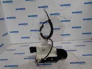 Gebruikte Deurslot Mechaniek 4Deurs links-voor Peugeot 5008 I (0A/0E) 1.6 HDiF 16V Prijs € 24,99 Margeregeling aangeboden door Maresia Parts