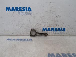 Gebruikte Drijfstang Renault Captur (2R) 1.2 TCE 16V EDC Prijs € 50,00 Margeregeling aangeboden door Maresia Parts