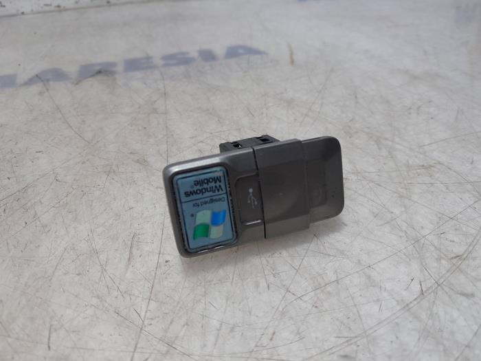 Gebruikte AUX/USB aansluiting Alfa Romeo MiTo (955) 1.4 TB 16V Prijs € 24,00 Margeregeling aangeboden door Maresia Parts