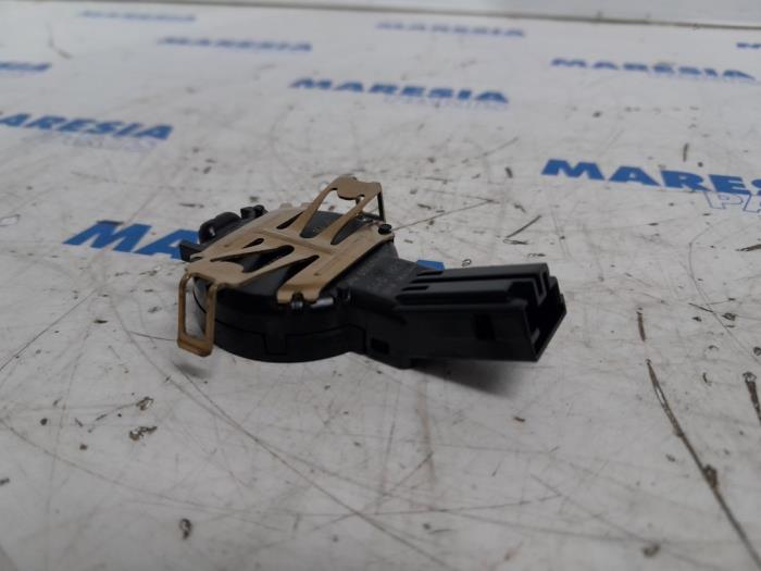 Gebruikte Regensensor Peugeot 308 SW (L4/L9/LC/LJ/LR) 1.2 12V e-THP PureTech 110 Prijs € 24,00 Margeregeling aangeboden door Maresia Parts