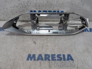 Gebruikte Dashboard sierlijst Peugeot 308 SW (L4/L9/LC/LJ/LR) 1.2 12V e-THP PureTech 110 Prijs € 30,00 Margeregeling aangeboden door Maresia Parts