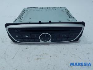 Gebruikte Radio CD Speler Renault Scénic III (JZ) 2.0 16V CVT Prijs € 60,00 Margeregeling aangeboden door Maresia Parts