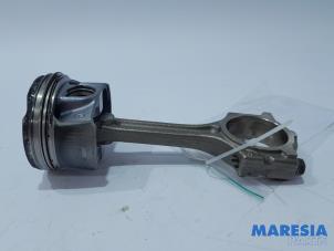 Gebruikte Zuiger Renault Scénic III (JZ) 1.2 16V TCe 130 Prijs € 75,00 Margeregeling aangeboden door Maresia Parts