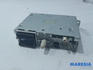 Gebruikte Radio module Peugeot 208 I (CA/CC/CK/CL) 1.2 Vti 12V PureTech 82 Prijs € 210,00 Margeregeling aangeboden door Maresia Parts