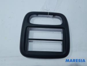 Gebruikte Radio omlijsting Renault Trafic (1FL/2FL/3FL/4FL) 1.6 dCi 90 Prijs € 60,50 Inclusief btw aangeboden door Maresia Parts