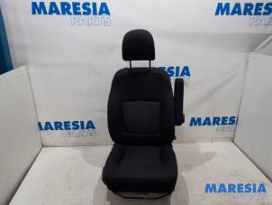 Gebruikte Voorstoel rechts Renault Trafic (1FL/2FL/3FL/4FL) 1.6 dCi 115 Prijs € 381,15 Inclusief btw aangeboden door Maresia Parts