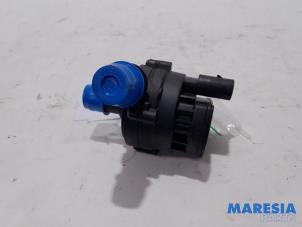 Gebruikte Waterpomp Renault Grand Scénic III (JZ) 1.4 16V TCe 130 Prijs € 25,00 Margeregeling aangeboden door Maresia Parts