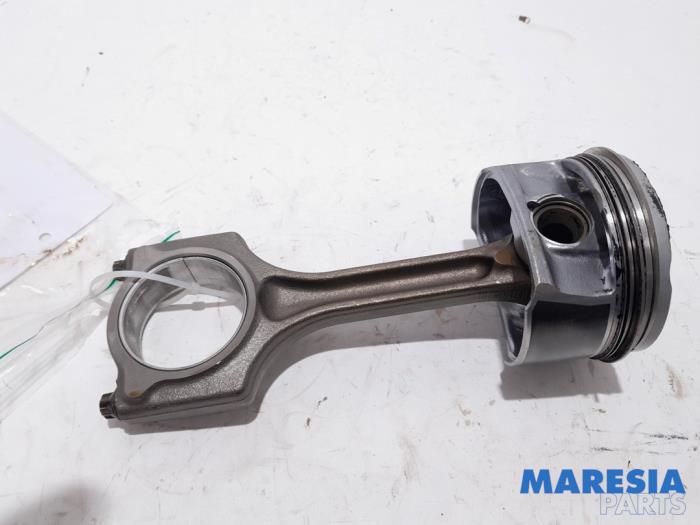 Gebruikte Zuiger Peugeot 3008 I (0U/HU) 1.6 16V THP 150 Prijs € 50,00 Margeregeling aangeboden door Maresia Parts