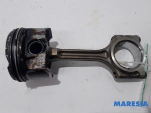 Gebruikte Zuiger Renault Captur (2R) 1.3 TCE 150 16V Prijs € 75,00 Margeregeling aangeboden door Maresia Parts