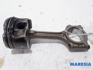 Gebruikte Zuiger Renault Captur (2R) 1.3 TCE 150 16V Prijs € 75,00 Margeregeling aangeboden door Maresia Parts