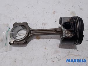 Gebruikte Zuiger Renault Captur (2R) 1.3 TCE 150 16V Prijs € 75,00 Margeregeling aangeboden door Maresia Parts