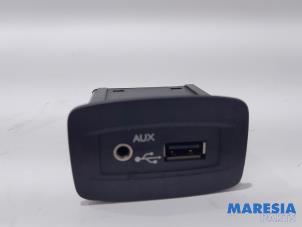 Gebruikte AUX/USB aansluiting Renault Grand Scénic III (JZ) 1.4 16V TCe 130 Prijs € 25,00 Margeregeling aangeboden door Maresia Parts