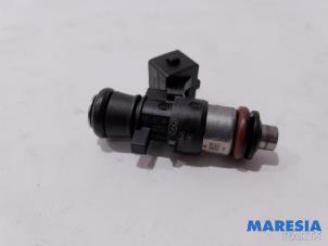 Gebruikte Injector (benzine injectie) Renault Clio III Estate/Grandtour (KR) 1.2 16V 75 Prijs € 20,00 Margeregeling aangeboden door Maresia Parts