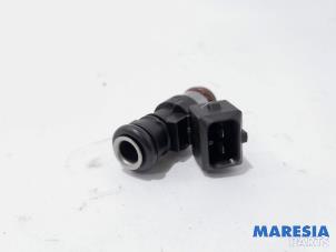Gebruikte Injector (benzine injectie) Renault Clio III Estate/Grandtour (KR) 1.2 16V 75 Prijs € 20,00 Margeregeling aangeboden door Maresia Parts