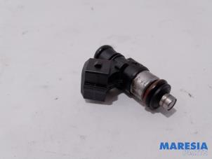 Gebruikte Injector (benzine injectie) Renault Clio III Estate/Grandtour (KR) 1.2 16V 75 Prijs € 20,00 Margeregeling aangeboden door Maresia Parts