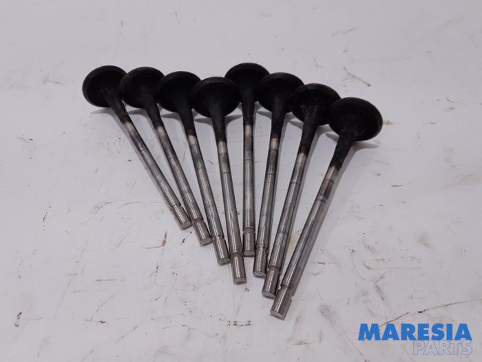 Uitlaatklep van een Renault Clio III (BR/CR) 1.6 16V 2006