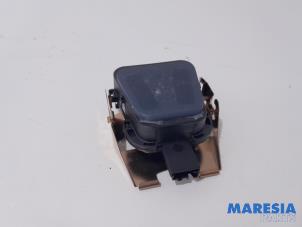 Gebruikte Sensor regen Peugeot 508 SW (8E/8U) 2.0 BlueHDi 180 16V Prijs € 25,00 Margeregeling aangeboden door Maresia Parts