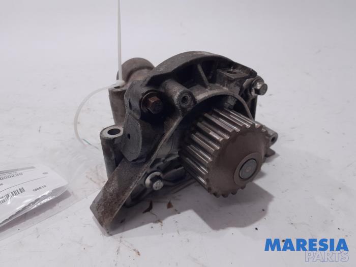 Gebruikte Waterpomp Peugeot 307 CC (3B) 2.0 16V Prijs € 75,00 Margeregeling aangeboden door Maresia Parts
