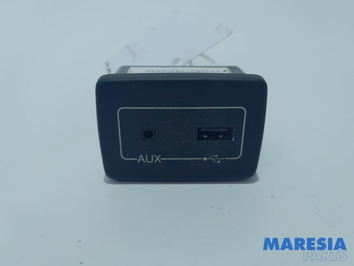 AUX/USB aansluiting van een Fiat Ducato (250) 2.3 D 130 Multijet 2016