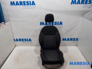 Gebruikte Voorstoel rechts Peugeot 208 I (CA/CC/CK/CL) 1.6 Blue HDi 100 Prijs € 105,00 Margeregeling aangeboden door Maresia Parts