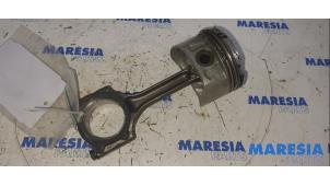 Gebruikte Drijfstang Renault Scénic III (JZ) 1.6 16V Prijs € 35,00 Margeregeling aangeboden door Maresia Parts